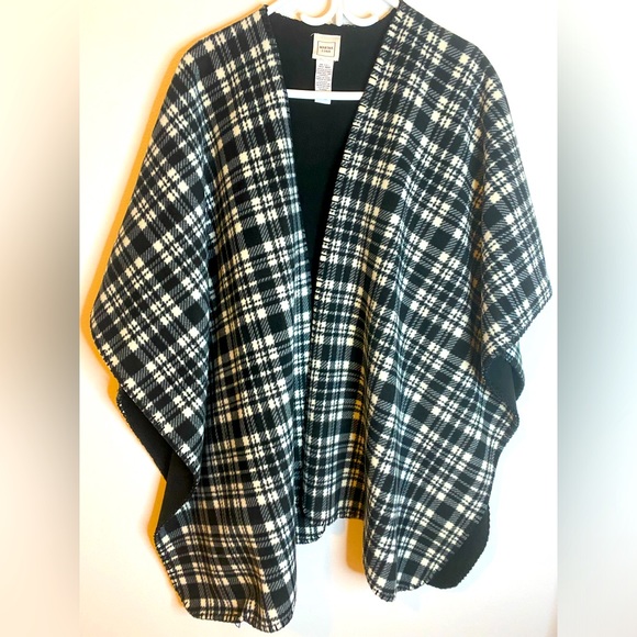 Warm checkered pancho. - Picture 1 of 5